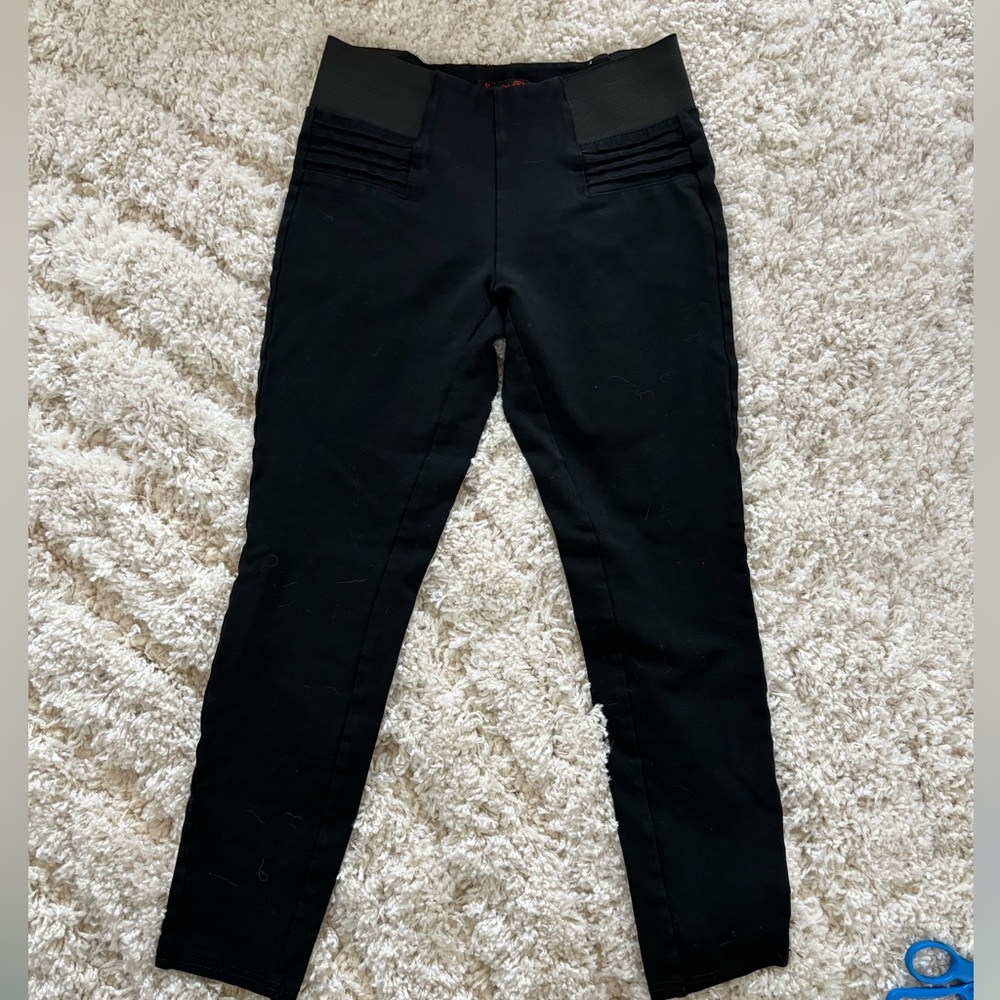 Black elastic-waist leggings